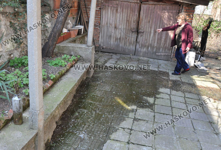 Хасковлийка: Теч от спукана тръба изби в двора на къщата ми 