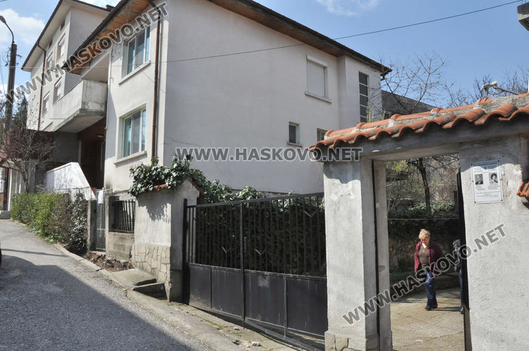 Хасковлийка: Теч от спукана тръба изби в двора на къщата ми 