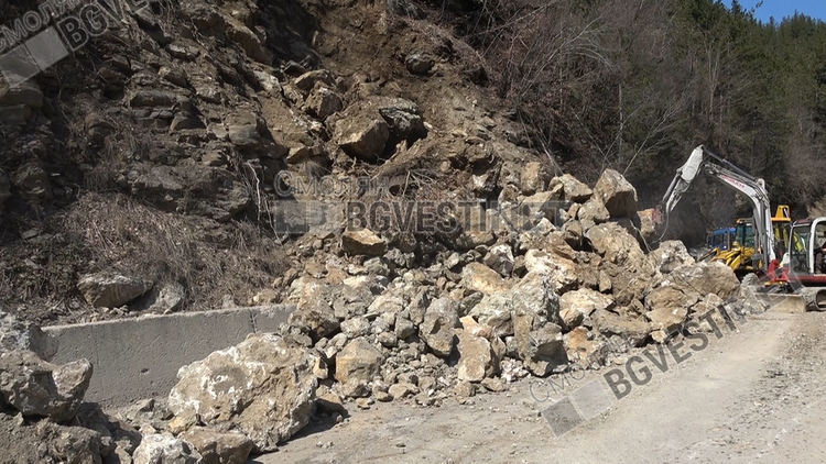 Проходът "Рожен" беше затворен за часове заради срутище, утре пак