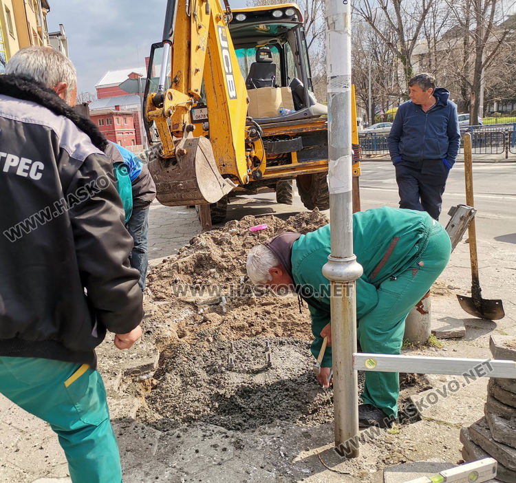 Продължава възстановяването на щетите от падналата топола 