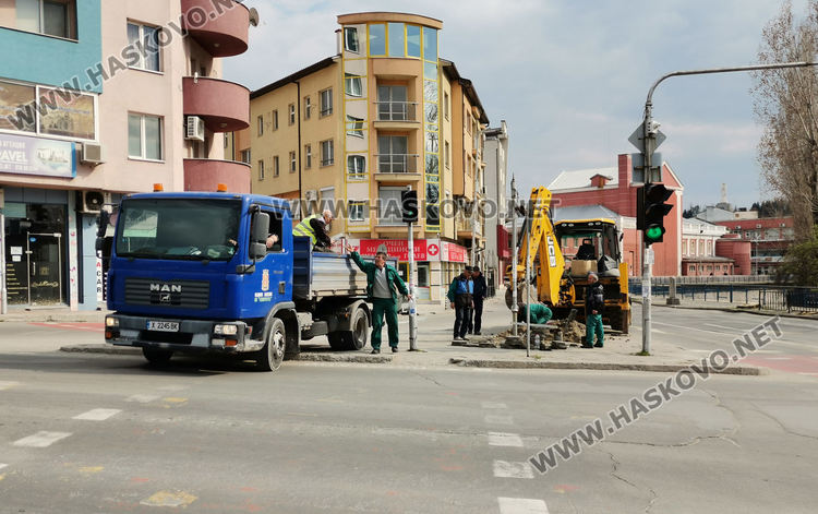 Продължава възстановяването на щетите от падналата топола 