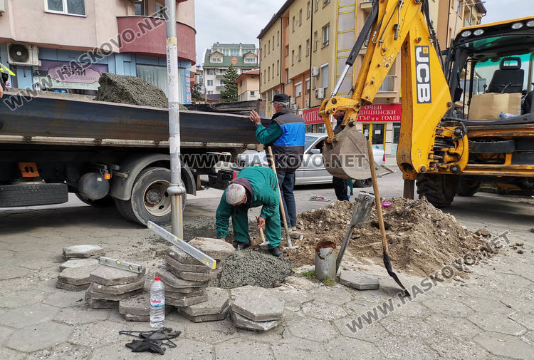 Продължава възстановяването на щетите от падналата топола 