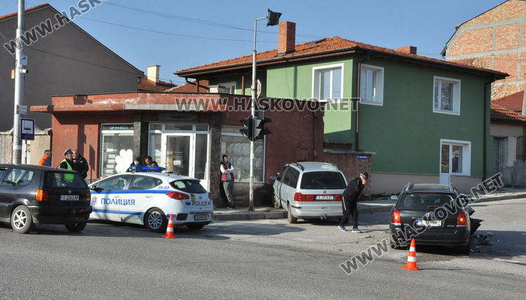 Шофьор пострада при катастрофа на Кърджалийска