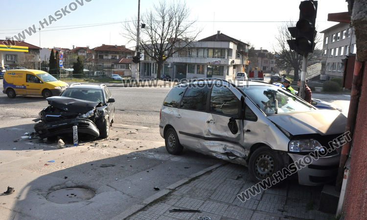 Шофьор пострада при катастрофа на Кърджалийска