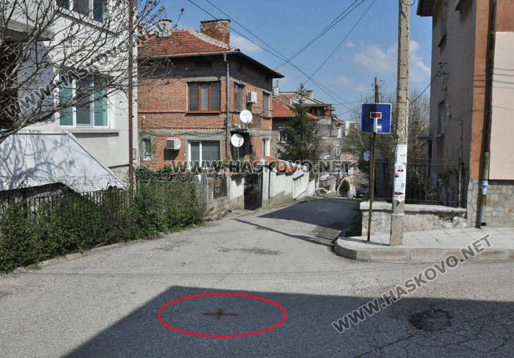 Хасковлийка: Теч от спукана тръба изби в двора на къщата ми 