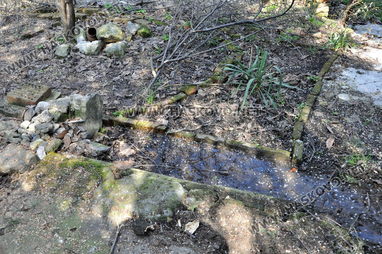 Хасковлийка: Теч от спукана тръба изби в двора на къщата ми 