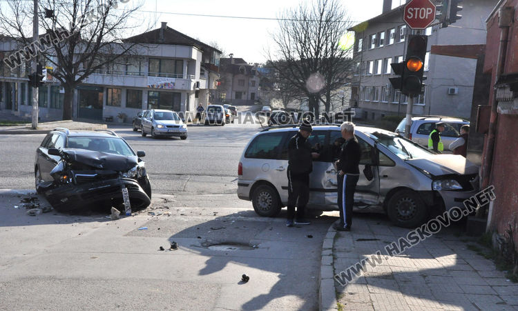 Шофьор пострада при катастрофа на Кърджалийска