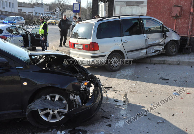 Шофьор пострада при катастрофа на Кърджалийска