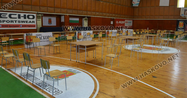 Зала „Дружба“ е готова за изборите. Направиха разстановка за пожарната безопасност