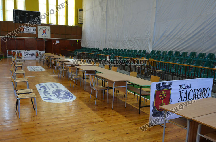 Зала „Дружба“ е готова за изборите. Направиха разстановка за пожарната безопасност