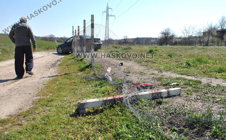 БМВ разби ограда на частен имот в Хасково