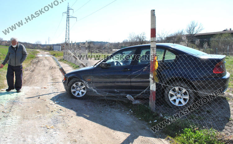 БМВ разби ограда на частен имот в Хасково