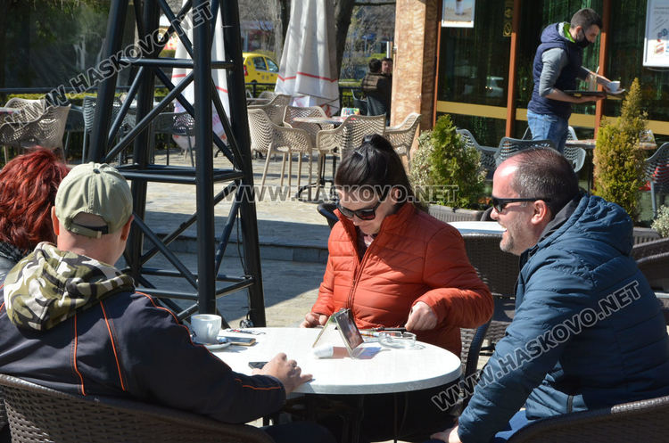 Хасковлии отново по заведенията, но само на открито