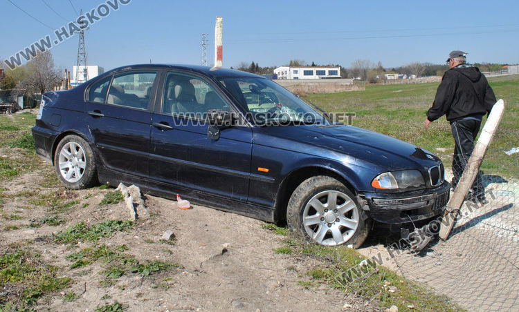 БМВ разби ограда на частен имот в Хасково