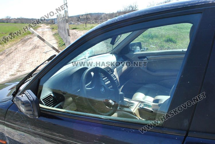 БМВ разби ограда на частен имот в Хасково