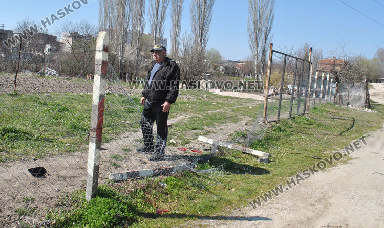 БМВ разби ограда на частен имот в Хасково