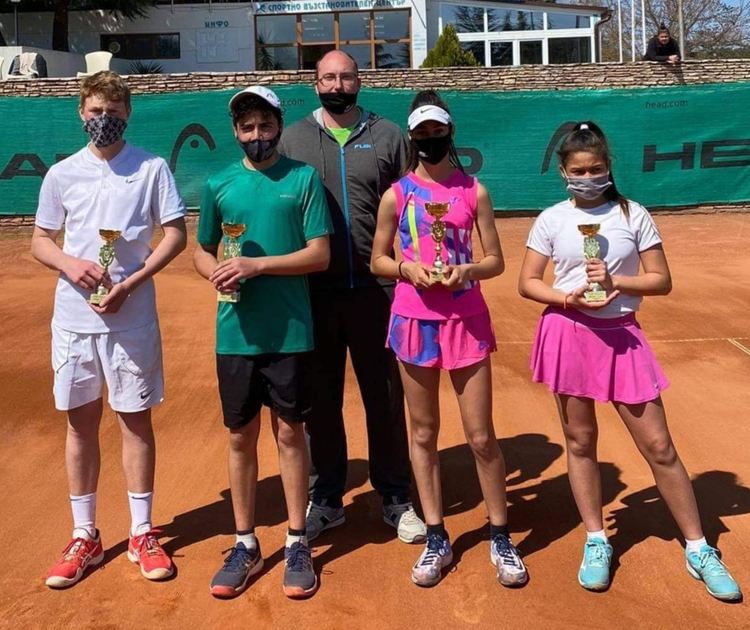 Ивона Савекова и Иван Иванов са шампиони на държавния турнир по тенис в Хасково