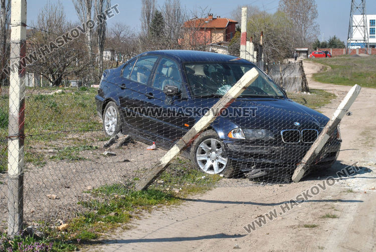 БМВ разби ограда на частен имот в Хасково