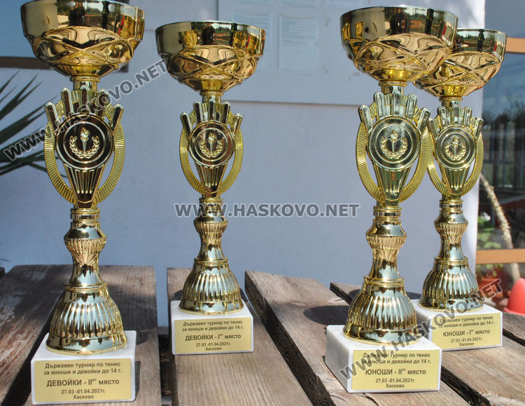 Ивона Савекова и Иван Иванов са шампиони на държавния турнир по тенис в Хасково