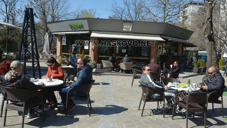 Хасковлии отново по заведенията, но само на открито