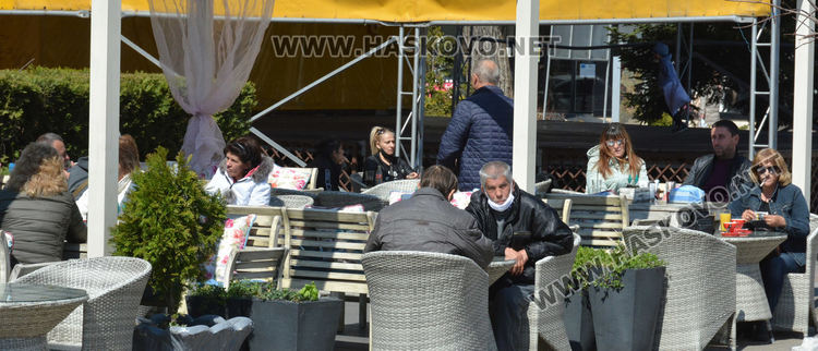 Хасковлии отново по заведенията, но само на открито