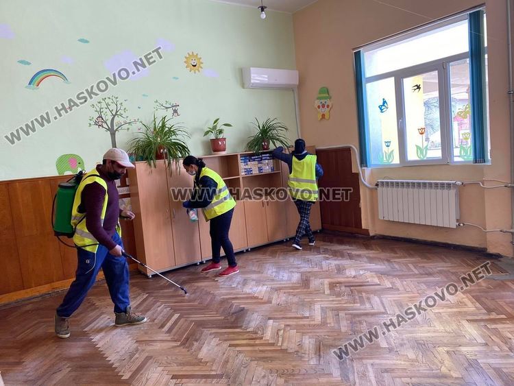 В Хармали СИКовете с безконтактни термометри, в Ивайловград с бързи тестове
