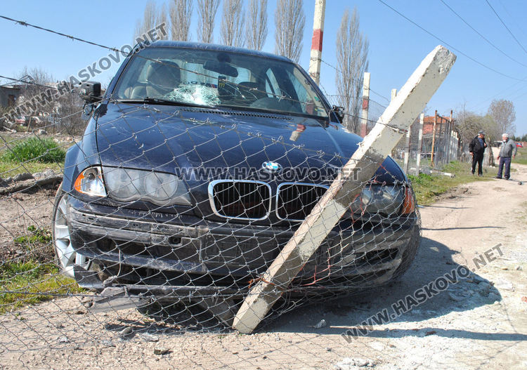 БМВ разби ограда на частен имот в Хасково