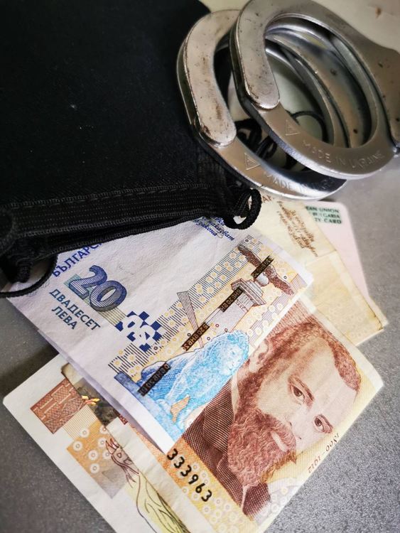 15-годишен е задържан за измама с чужда карта 