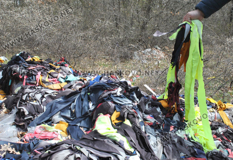 Читател: Горичка край Хасково е осеяна с купища отпадъци