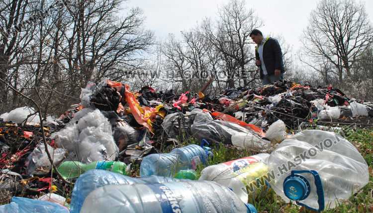 Читател: Горичка край Хасково е осеяна с купища отпадъци
