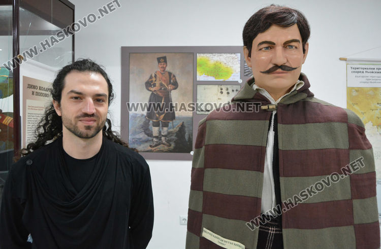 Авторът Калоян Василев до  3D образа на Капитан Петко войвода