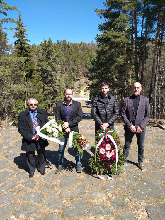 Кандидатите за народни представители от ВМРО се поклониха пред загиналите в боевет на връх Следногорец