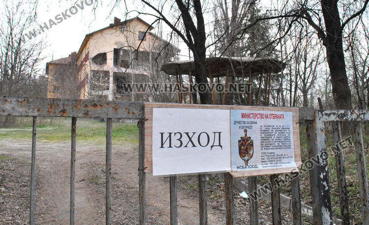 Започна разрушаването на бившата казарма край улица „Дунав“
