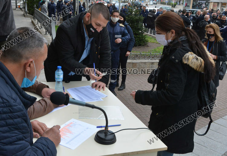 Под полицейска охрана раздадоха бюлетините на 156 секции в Хасково
