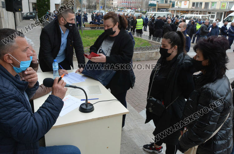 Под полицейска охрана раздадоха бюлетините на 156 секции в Хасково