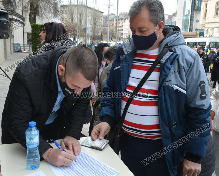 Под полицейска охрана раздадоха бюлетините на 156 секции в Хасково