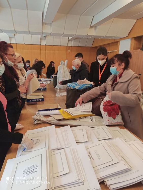 Изборните книжа са предадени, общинските администрации ги разпределят по секции