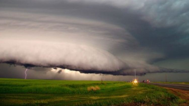 Облачно, с дъжд и гръмотевици на места
