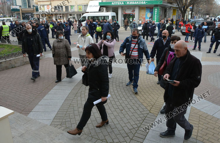 Под полицейска охрана раздадоха бюлетините на 156 секции в Хасково