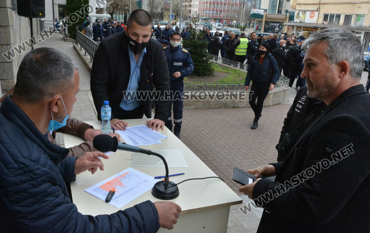 Под полицейска охрана раздадоха бюлетините на 156 секции в Хасково