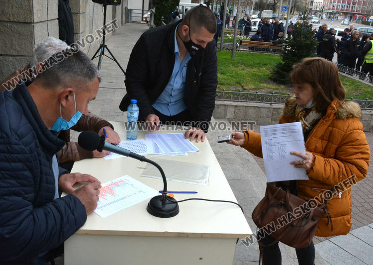 Под полицейска охрана раздадоха бюлетините на 156 секции в Хасково