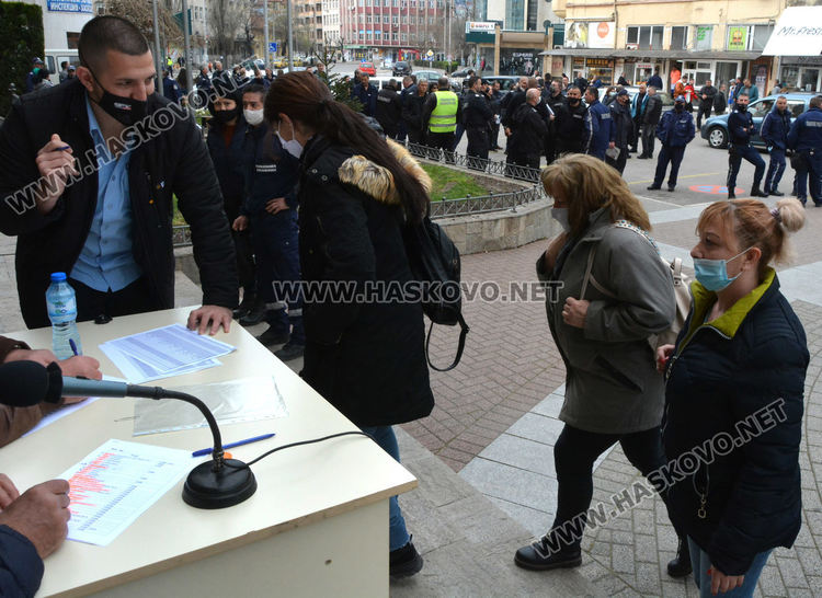 Под полицейска охрана раздадоха бюлетините на 156 секции в Хасково
