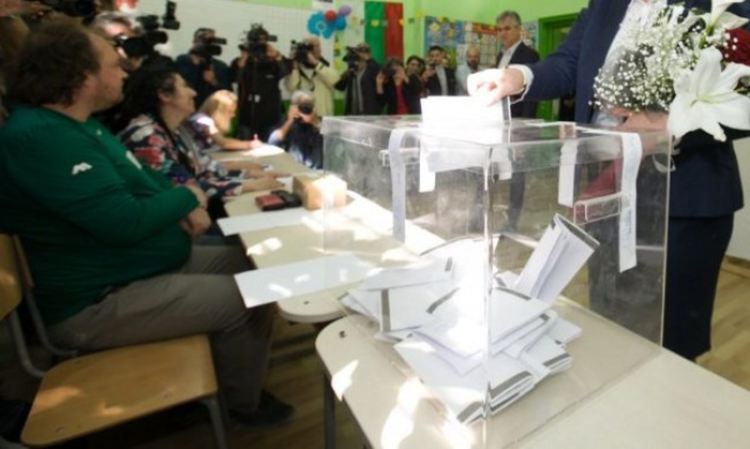 До урната в неделя с лодка – така е в село Лисиците 