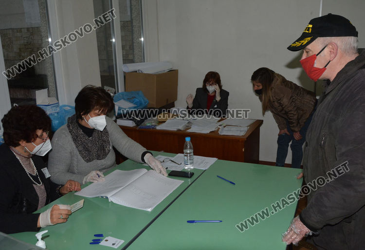 Върнаха двама членове на СИК с температура, вял интерес към машинното гласуване