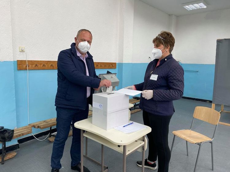 Кметът Николай Митков гласува за възстановяване на доверието в институциите и държавата