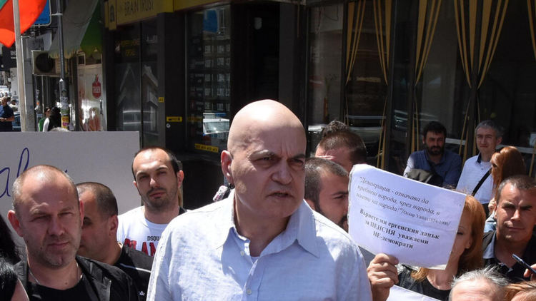 Слави Трифонов се е самоизолирал със симптоми на Ковид