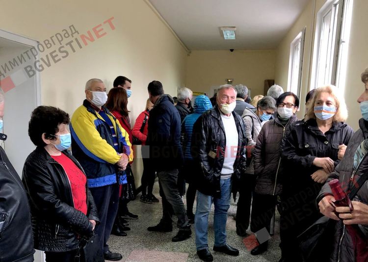 Десетки гласоподаватели струпани в малък коридор пред 2 секции в Димитровград