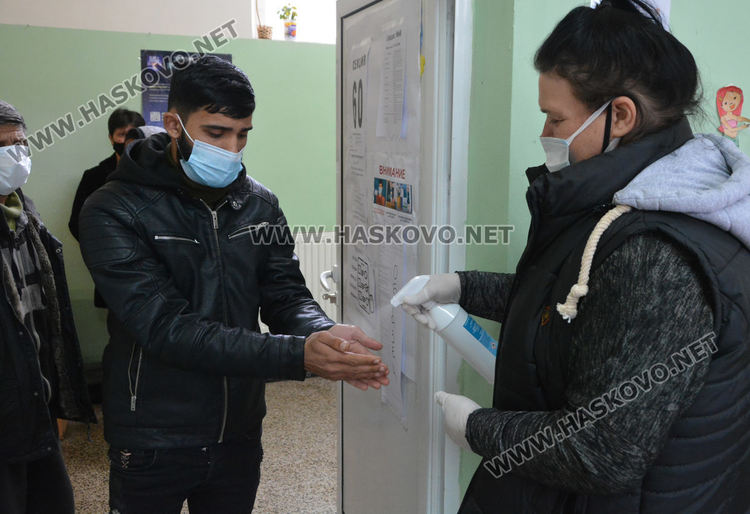 Върнаха двама членове на СИК с температура, вял интерес към машинното гласуване