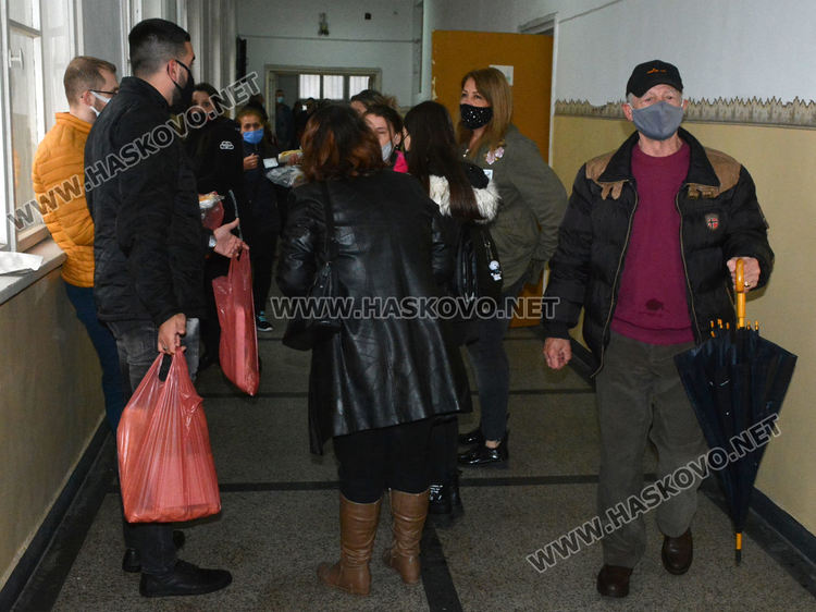 Върнаха двама членове на СИК с температура, вял интерес към машинното гласуване