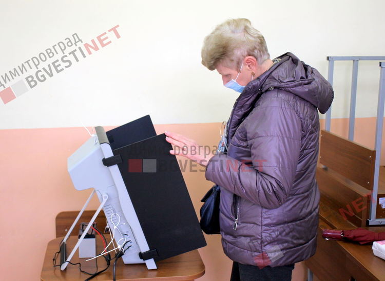 И 70-годишен не се притесни от машинния вот, той от години "лузга" по телефона с пръст